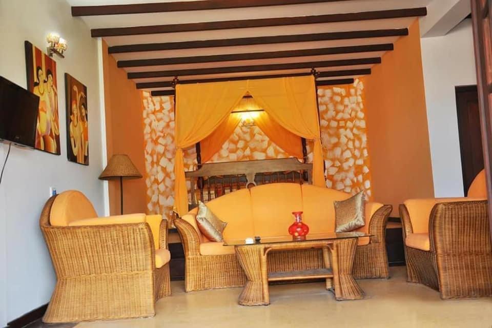 Solomon Beach Hotel Marawila Esterno foto
