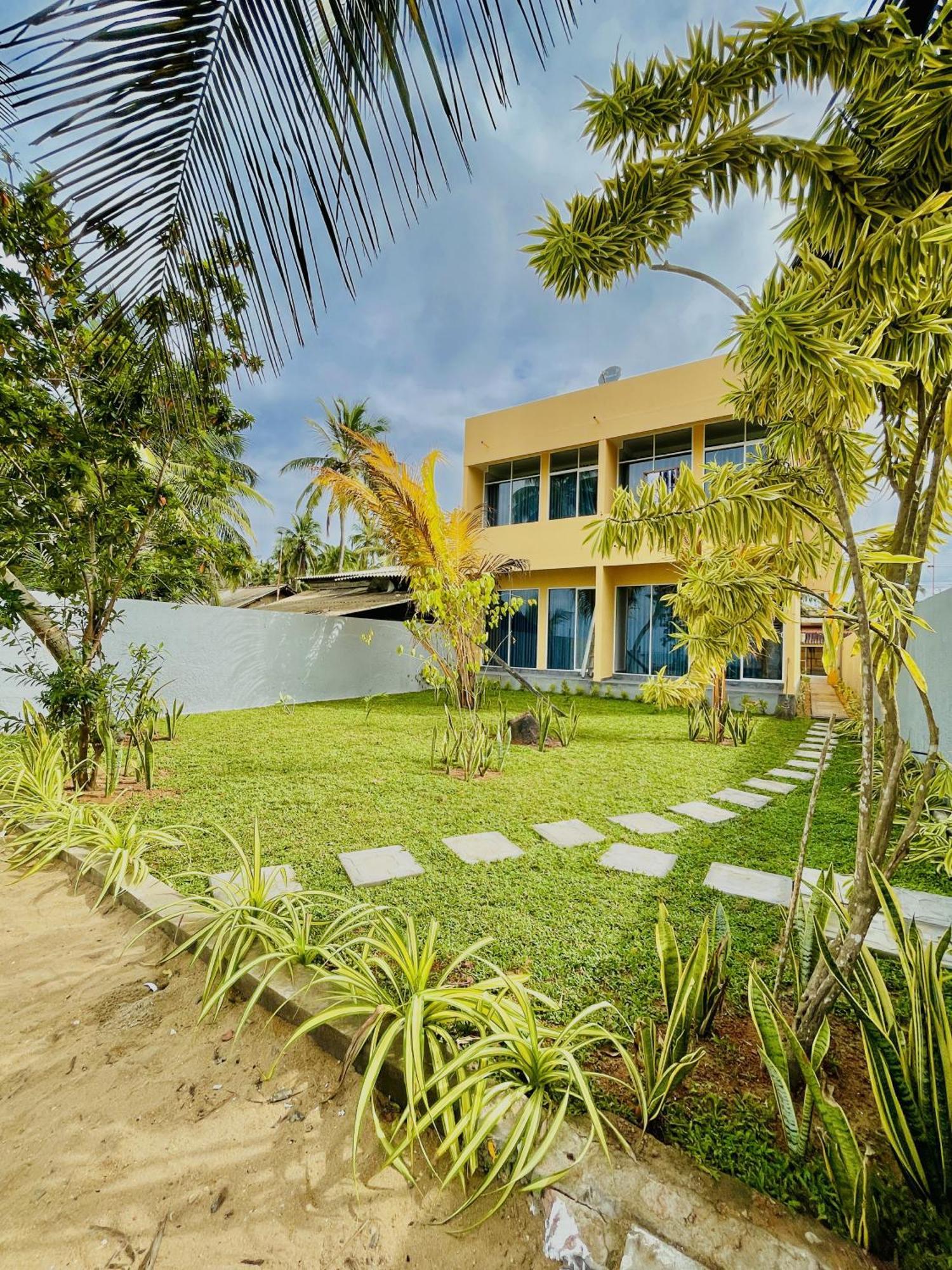 Solomon Beach Hotel Marawila Esterno foto