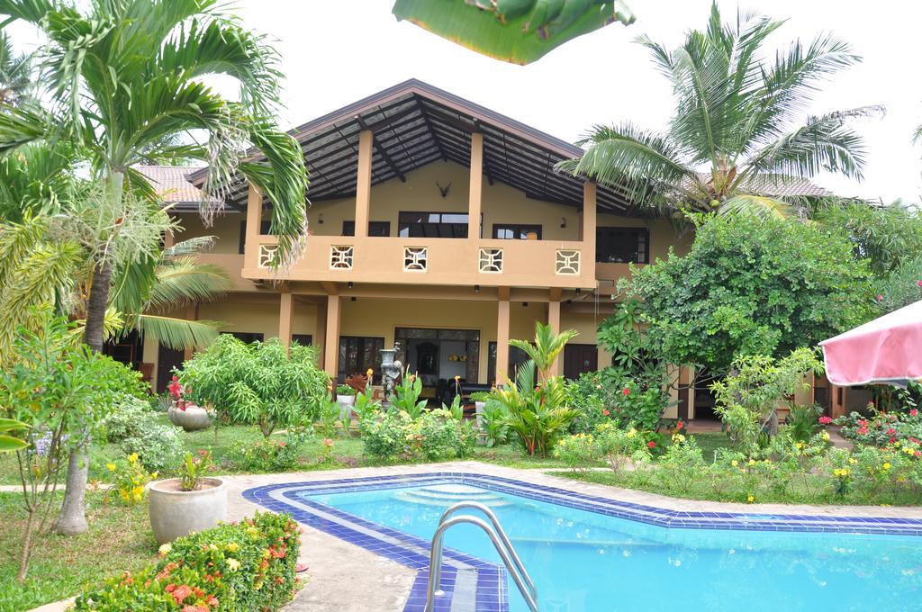 Solomon Beach Hotel Marawila Esterno foto
